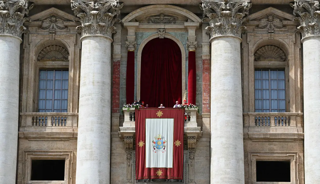 Dari balkon Basilika Santo Petrus, Paus Fransiskus juga mengucapkan selamat Paskah kepada para umat Katolik. (Andreas SOLARO/AFP)