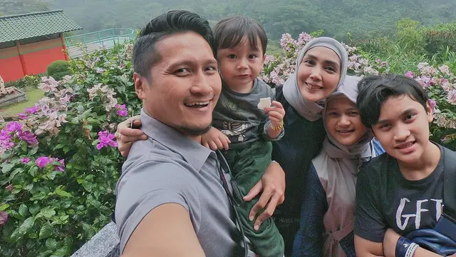 [Fimela] Arie Untung dan Fenita Arie