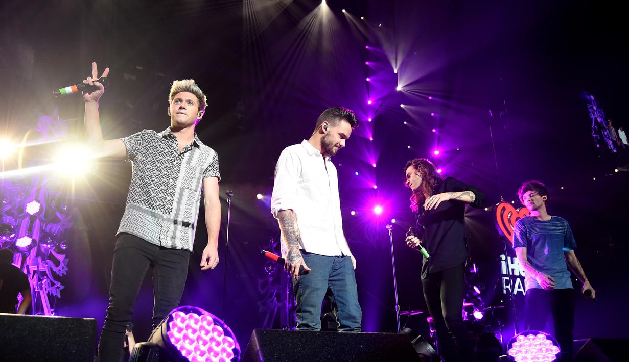 Aksi One Direction di acara iHeart Radio Jingle Ball di Staples Center, Los Angeles, Jumat (4/12). Boyband asal Inggris itu vakum dalam batas waktu yang tak ditentukan pada Maret 2016. (Jason Merritt/Getty Images for iHeartMedia/AFP)