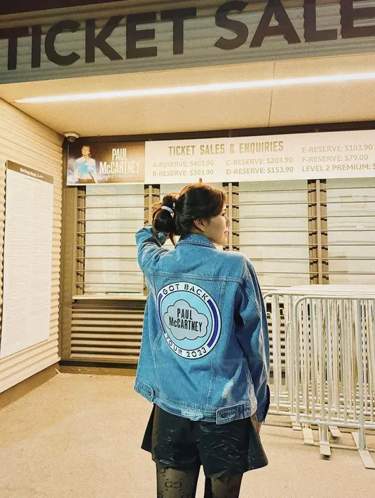 Tak sekedar liburan, Syahnaz Sadiqah ke Australia juga untuk menonton konser sebagai hadiah ulang tahun dari sang suami. Saat itu. Dia tampil dengan jaket jeans yang dipadukan hot pants hitam