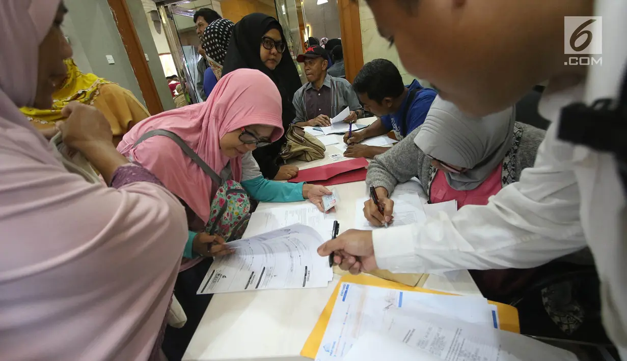Korban First Travel mengisi formulir di Posko Pengaduan Korban PT First Travel Bareskrim Polri, Jakarta, Senin (21/8). Total lebih dari 1.200 calon jemaah mendaftar ke Bareskrim Polri, baik langsung ke posko maupun email. (Liputan6.com/Immanuel Antonius)