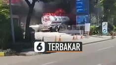 Terlihat satu mobil tangki BBM terbakar saat hendak mengisi BBM untuk pom bensin.