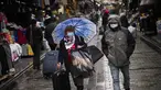 Warga yang mengenakan masker berjalan di Istanbul, Turki, Rabu (12/1/2022). Meskipun COVID-19 melonjak, negara itu sejauh ini tidak mempertimbangkan untuk memberlakukan pembatasan baru tetapi mendesak orang tetap menggunakan masker dan melakukan social distancing. (AP Photo/Francisco Seco)