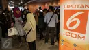 Suasana antrian untuk mendapatkan tiket nonton bareng Minions yang diselenggarakan oleh CinemaHolic di Blitz Megaplex, Jakarta, Minggu (28/6/2015). (Liputan6.com/Faizal Fanani)