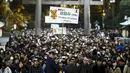 Ribuan orang menunggu di pintu gerbang Shinto Kuil Meiji untuk berdoa pada hari pertama tahun baru 2016 di Tokyo, Jepang, (1/1/2015). (REUTERS/Thomas Peter)