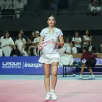 Lihat di sini makeup flawless dan gaya rambut Nia Ramadhani di kompetisi Lagi-Lagi Tenis Internasional. [Dok/KLY/Adrian Utama P/Budi Santoso].