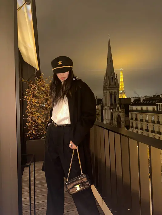 Mengenakan keseluruhan outfit dari Celine, Lisa BLACKPINK tampil menawan dalam busana hitam putih [instagram/lalalalisa_m]