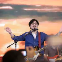 Bilal Indrajaya menutup FIMELA Day dengan lagu hit “Niscaya”. [Dok/Fimela/Daniel Kampua].