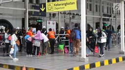 Sejumlah calon penumpang bersiap masuk ruang tunggu kereta di Stasiun Pasar Senen, Jakarta, Jumat (21/12). Jelang libur panjang Natal 2018, calon penumpang kereta api dari Jakarta menuju kota-kota di Pulau Jawa meningkat. (Liputan6.com/Helmi Fithriansyah)