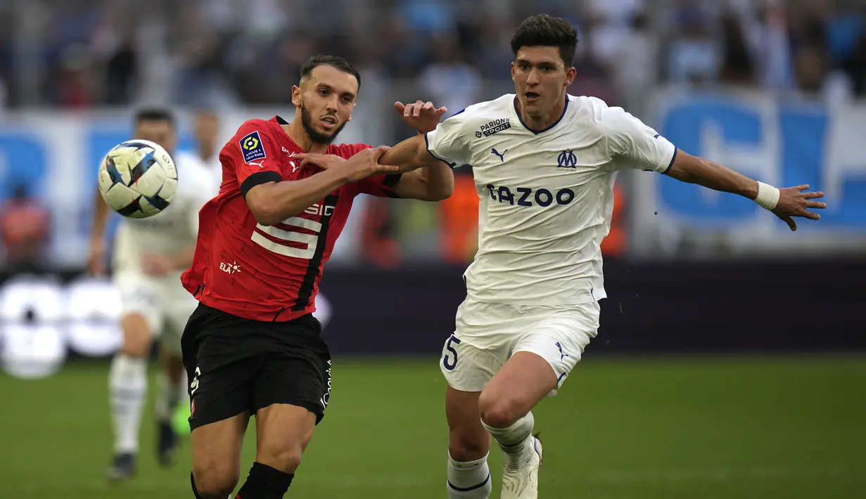 Amine Gouiri (kiri). Striker Prancis berusia 22 tahun yang baru saja bergabung dengan Stade Rennais pada awal musim 2022/2023 usai meninggalkan OGC Nice ini kini memiliki nilai pasar 35 juta euro atau setara Rp511 miliar. Ia masih menunggu debut bersama Timnas Prancis, dan hingga kini telah mengoleksi 23 caps bersama Timnas Prancis U-21 dengan torehan 11 gol dan 5 assist. (AP/Daniel Cole)