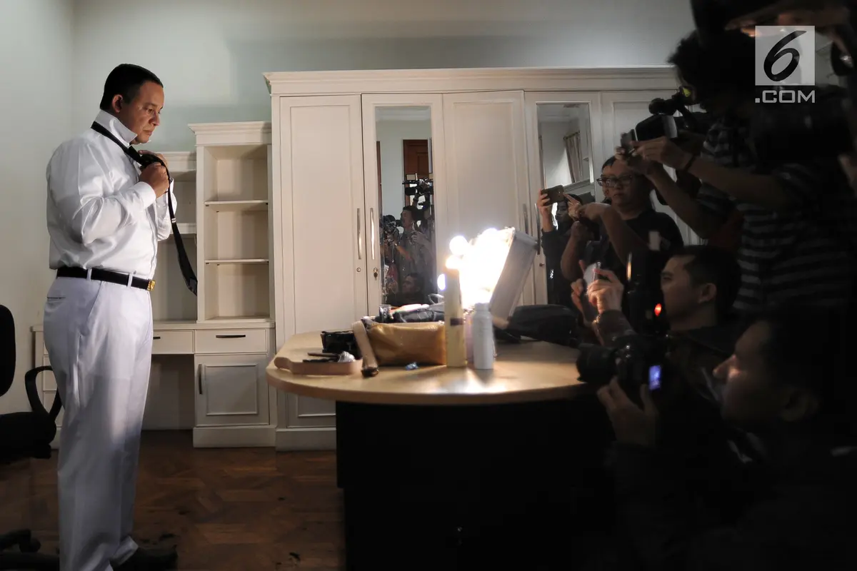 Anies dan Sandi Fitting Baju Dinas untuk Pelantikan