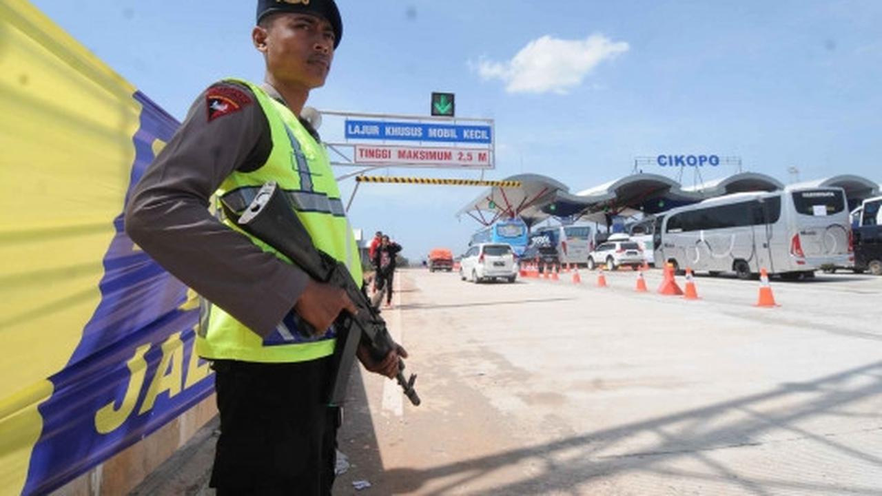 Brimob bersenjata laras panjang amankan arus mudik di Tol Cipali