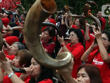 Umat Nasrani memainkan alat musik shofar saat tampil dalam acara Christmas Carol di kawasan Bunderan HI, Jakarta, Jumat (20/12/2019). Alat musik ini terbuat dari tanduk rusa Afrika, cara meniupkannnya bisa dengan nada pendek dan panjang yang memiliki makna yang berbeda. (Liputan6.com/Johan Tallo)