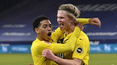 Striker Borussia Dortmund, Erling Haaland (kanan) melakukan selebrasi usai mencetak gol keempat timnya ke gawang Schalke dalam laga lanjutan Liga Jerman 2020/21 pekan ke-22 di Veltins Arena, Sabtu (20/2/2021). Borussia Dortmund menang 4-0 atas Schalke. (AP/Martin Meissner/Pool)