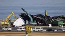 Seorang juru bicara Penjaga Pantai Jepang mengatakan pekerjaan pembersihan juga sedang dilakukan untuk menghilangkan sisa-sisa pesawat yang hancur, yang sedang menuju untuk mengirimkan bantuan ke Jepang tengah yang dilanda gempa. (Kyodo News via AP)