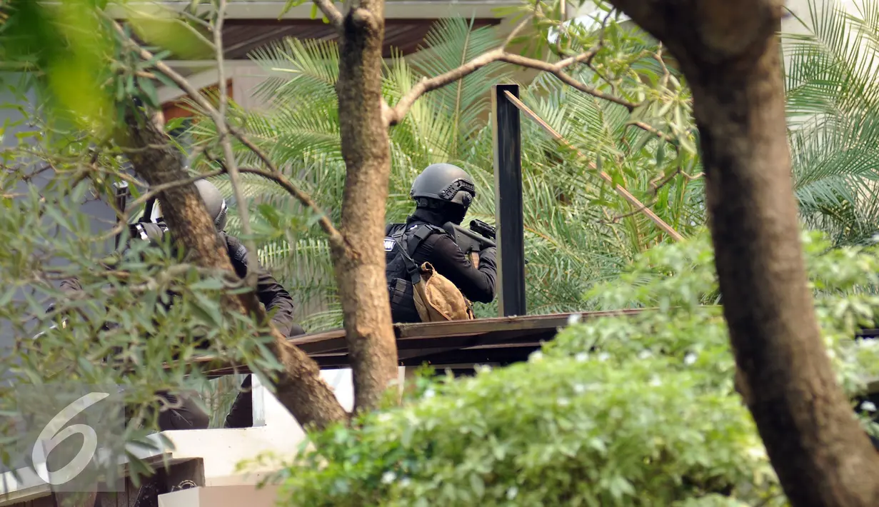 Anggota Brimob bersiap melakukan penyergapan di lokasi perampokan disertai penyanderaan di Kawasan Pondok Indah, Jakarta, Minggu (3/9). Dua tersangka pelaku perampokan disertai penyanderaan dilumpuhkan polisi. (Liputan6.com/Helmi Fithriansyah)
