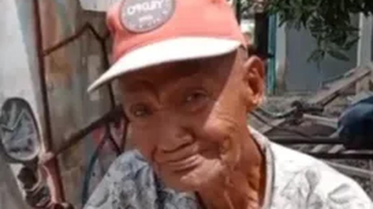 "Becak saya jelek, nggak ada yang mau naik becak saya," lanjut sang kakek tak kuasa menahan air mata kesedihan.