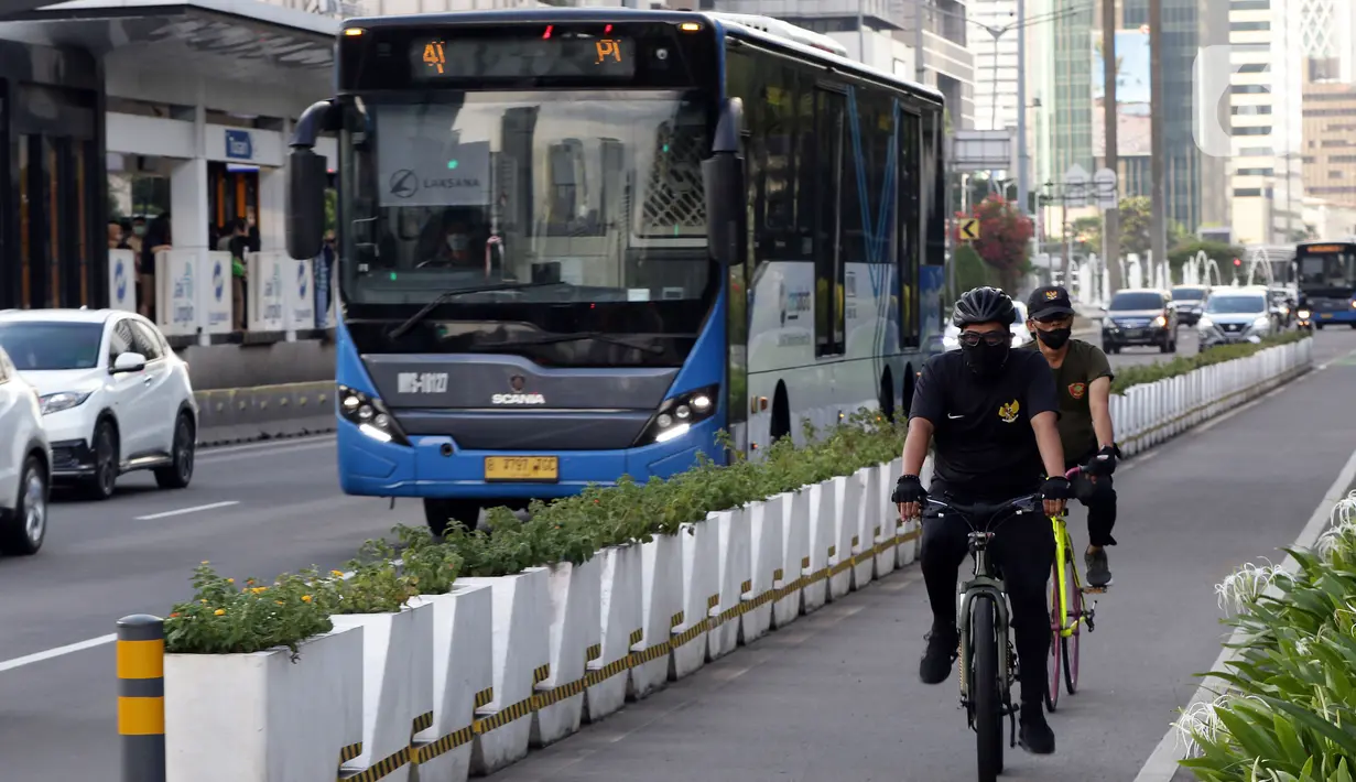 Warga berolahraga bersepeda di Jalan Jenderal Sudirman, Jakarta, Minggu (21/11/2021). Untuk mencegah lonjakan kasus Covid-19, pemerintah akan menerapkan kebijakan PPKM Level 3 untuk seluruh wilayah Indonesia selama masa libur Natal 2021 dan Tahun Baru 2022. (Liputan6.com/Helmi Fithriansyah)