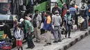 Penumpang bus antarkota antarprovinsi (AKAP) saat tiba di Terminal Kampung Rambutan, Jakarta, Minggu (3/1/2021). Berdasarkan data Dishub Terminal Kampung Rambutan per tanggal 2 Januari 2021 jumlah penumpang bus yang tiba di Jakarta sebanyak 34.220 penumpang. (merdeka.com/Iqbal S. Nugroho)
