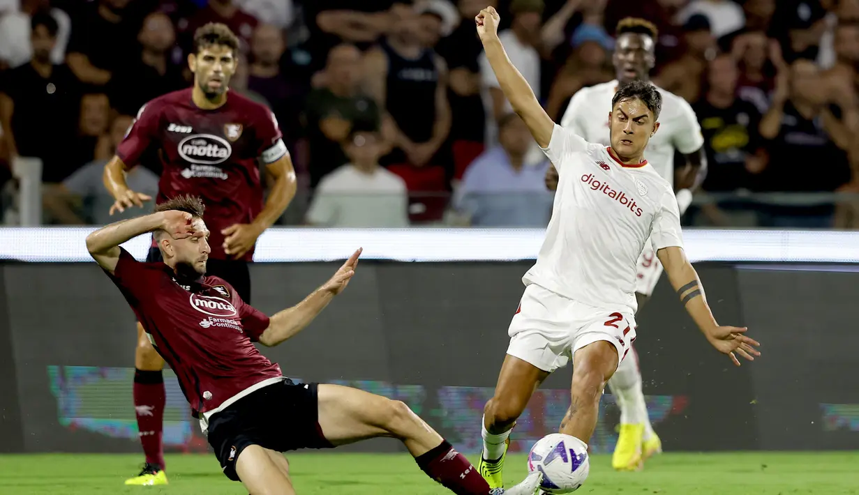 Pemain Salernitana Paulo Dybala (kanan) mengontrol bola saat melawan AS Roma pada pertandingan sepak bola Serie A Italia di Stadion Arechi, Salerno, Italia, 14 Agustus 2022. AS Roma menang 1-0. (Alessandro Garofalo/LaPresse via AP)