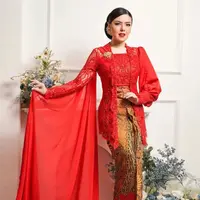 Kebaya merah yang berasal dari Acien's ini dilengkapi selendang yang disematkan dengan bros. (Instagram/yudajulianofficial).
