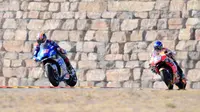 Alex Rins dan Alex Marquez bersaing di Sirkuit Motorland Aragon, Spanyol, Minggu (18/10/2020). (JOSE JORDAN / AFP)