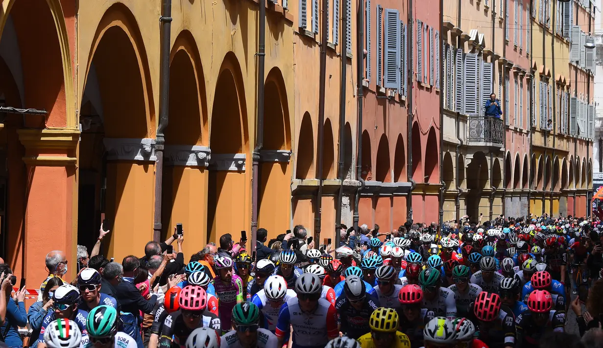 Para penonton menggunakan telepon seluler untuk mengambil gambar para pembalap yang melakukan start pada etape ke-5 Tour Balap Sepeda Giro d'Italia 2021 antara Modena dan Cattolica di Emilia-Romagna sejauh 177 km, Rabu (12/5/2021). (AFP/Dario Belingheri)