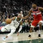 Pemain Jepang Rui Hachimura (no 8) tampil gemilang saat Wizards menghajar Bucks di lanjutan NBA 2022/2023 (AP)