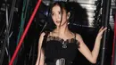 <p>Jisoo kenakan dress hitam dengan aksen see through pada bagian dada. Penampilannya dengan little black dress terlihat begitu memukau. [Foto: @sooyaaa__]</p>
