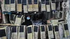 Fitri (40) menyelesaikan jasa sablon sajadah di Amang Sablon, Kebon Melati, Jakarta Pusat, Kamis (7/4/2022). Industri rumahan tersebut mengalami peningkatan sebesar 50 persen di bulan Ramadhan 1443 H jika dibandingkan bulan biasanya. (merdeka.com/Iqbal S. Nugroho)