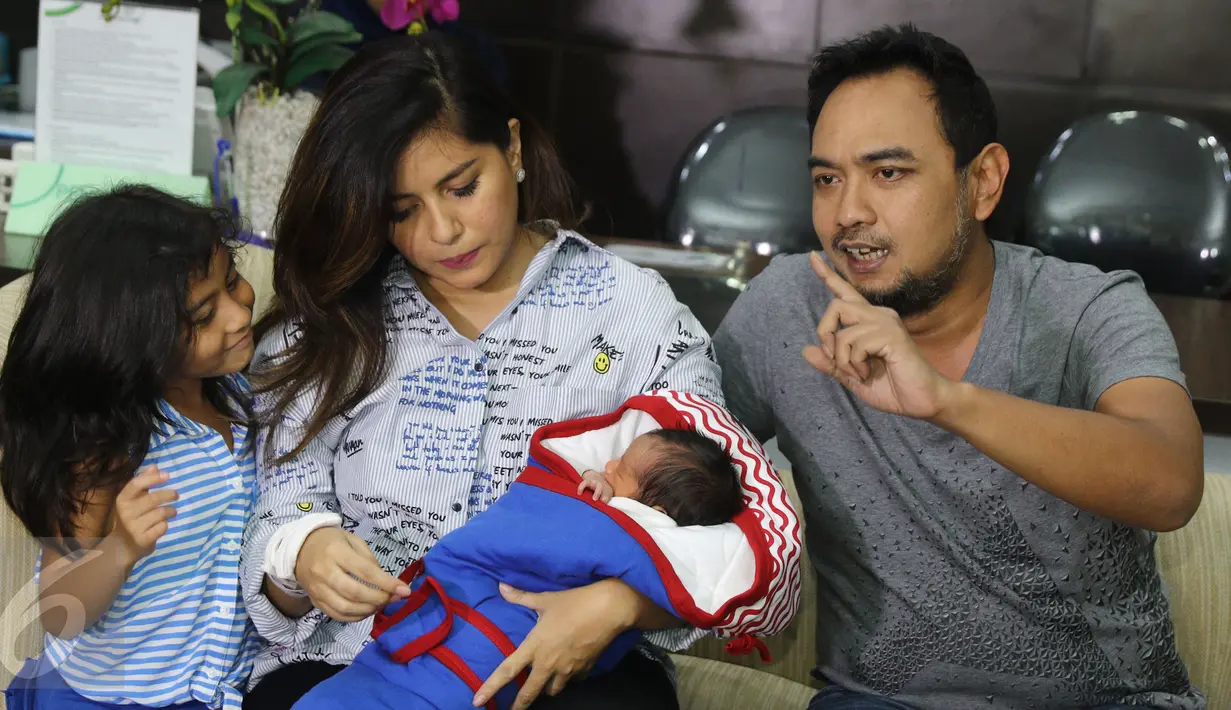 Pasangan selebriti Meisya Siregar dan Bebi Romeo memberikan keterangan pers terkait kelahiran anak ke 3 mereka di kawasan Panglima Polim, Jakarta, Minggu (27/11). (Liputan6.com/Herman Zakharia)  