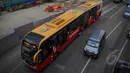 Bus TransJakarta melintasi di kawasan Bundaran HI, Jakarta, Senin (9/3/2015). PT Transjakarta menghentikan operasional 30 bus merek Zhongtong pasca insiden terbakarnya bus buatan Tiongkok itu pada Minggu (8/3) kemarin. (Liputan6.com/Faizal Fanani)