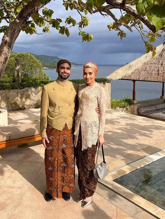 Wajahnya dipoles natural dengan makeup namun tetap terlihat glowing. [@yuna]