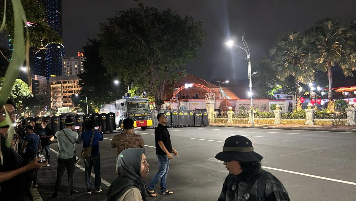 Aksi #IndonesiaSekarat di Depan Grahadi Surabaya Ricuh, Sejumlah Demonstran Diamankan Polisi