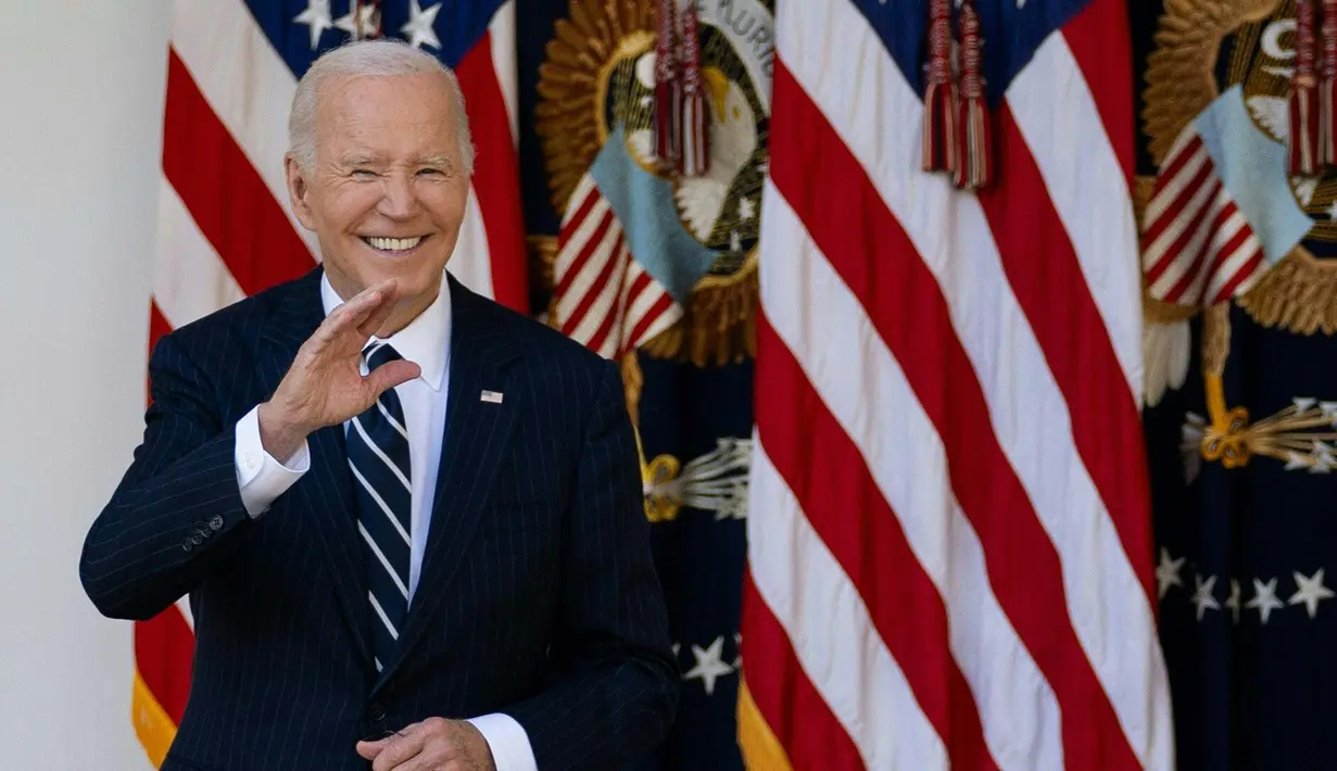 Presiden Amerika Serikat (AS), Joe Biden melambaikan tangan usai menyampaikan keterangan di Rose Garden, Gedung Putih di Washington DC, 7 November 2024. (Allison ROBBERT/AFP)