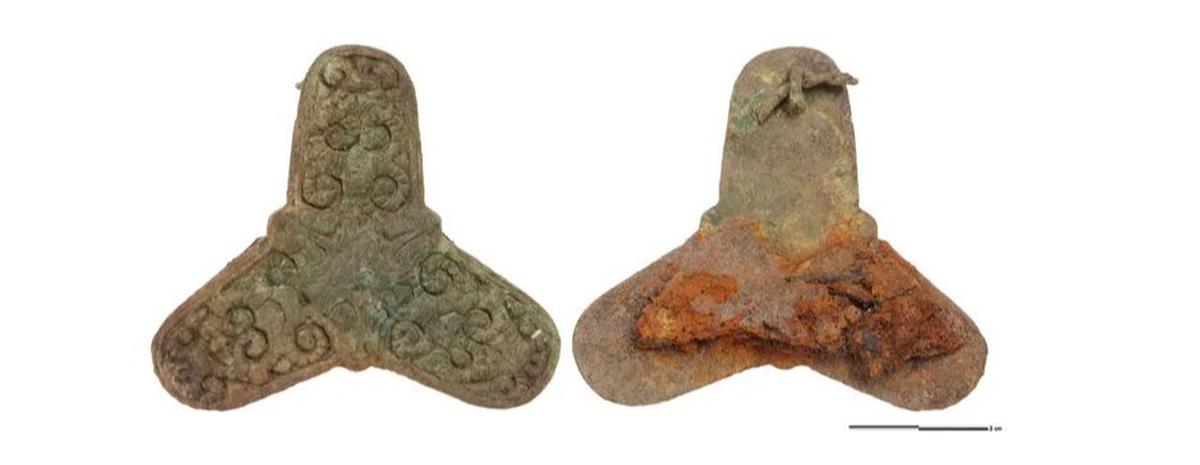Gesper tiga lobus untuk gaun, terbuat dari perunggu, ditemukan di kuburan Viking di Denmark.