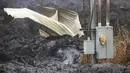 Lahar dingin dari letusan gunung berapi Kilauea menutupi jalan di Hawaii (8/5). Usai letusan gunung berapi tersebut lahar dingin memenuhi jalan dan memutus lalu lintas. (Mario Tama / Getty Images / AFP)