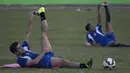 Bek Arema Cronus, Fabiano Beltrame melakukan pendinginan saat mengikuti latihan jelang leg kedua perempat final Piala Presiden 2015 melawan Bali United di Stadion Gajayana, Malang, Senin (21/9/2015). (Bola.com/Vitalis Yogi Trisna)