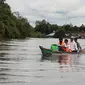 Tenaga kesehatan menggunakan perahu dalam rangka melakukan puskesmas keliling di Petuk Katimpun, Palangka Raya, Kalimantan Tengah, Rabu (16/11/2022).  Foto Marifka Wahyu Hidayat