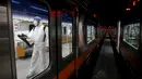 Petugas melakukan pembersihan di dalam kereta guna mencegah penyebaran virus MERS di stasiun Seoul Metro, Goyang, Korsel, (9/6/2015). Sekitar 95 orang terjangkit wabah virus MERS dan 7 orang meninggal dunia di Korsel. (REUTERS/Kim Hong-Ji)