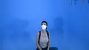 Seorang perempuan berpose untuk foto dengan instalasi "Kolam Renang" karya seniman Argentina, Leandro Erlich di Belo Horizonte, Brasil, Senin (20/9/2021). Karya instalasi Leandro ini membuat orang yang berada dalam kolam renang tidak harus bersusah payah menahan napas. (DOUGLAS MAGNO/AFP)