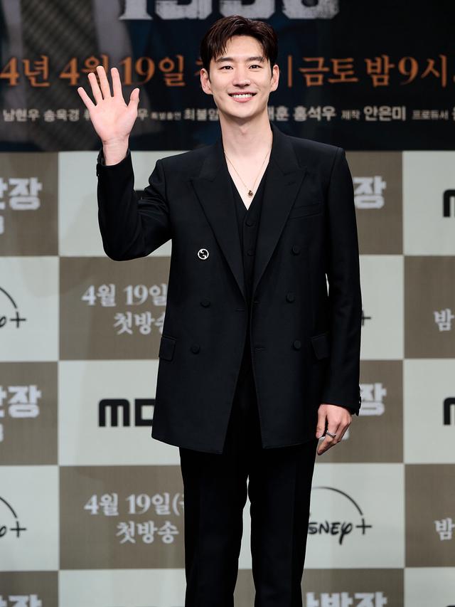 Lee Je Hoon di konferensi pers "Chief Detective 1958", Kamis (18/4/2024). [Foto: Disney+ Hotstar]