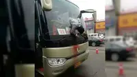 Mengerikan, Pria Ini Nekat Tabrakan Diri ke Kaca Depan Bus