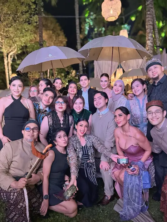 Nirina Zubir tampil edgy kenakan wrapped top lurik dipadu kebaya lace abu-abu dan celana hitam [@chafrederica]