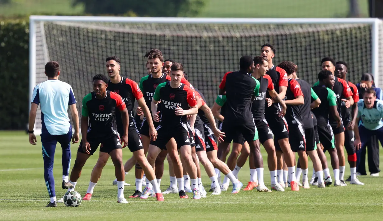 Para pemain Arsenal mengambil bagian dalam sesi latihan di pusat Pelatihan Arsenal di Colney, utara London, pada 28 April 2025. (Adrian DENNIS/AFP)