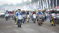 Pembalap Team Suzuki Ecstar MotoGP 2018, Andrea Iannone dan Alex Rins mengikuti parade berkendara bersama 3.000 bikers Suzuki. (SIS)