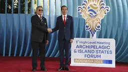 Presiden Joko Widodo atau Jokowi (kanan) menyambut Perdana Menteri Tuvalu Kausea Natano setibanya di lokasi KTT AIS Forum 2023 di Nusa Dua, Badung, Bali, Rabu (11/10/2023). (AP Photo/Firdia Lisnawati)