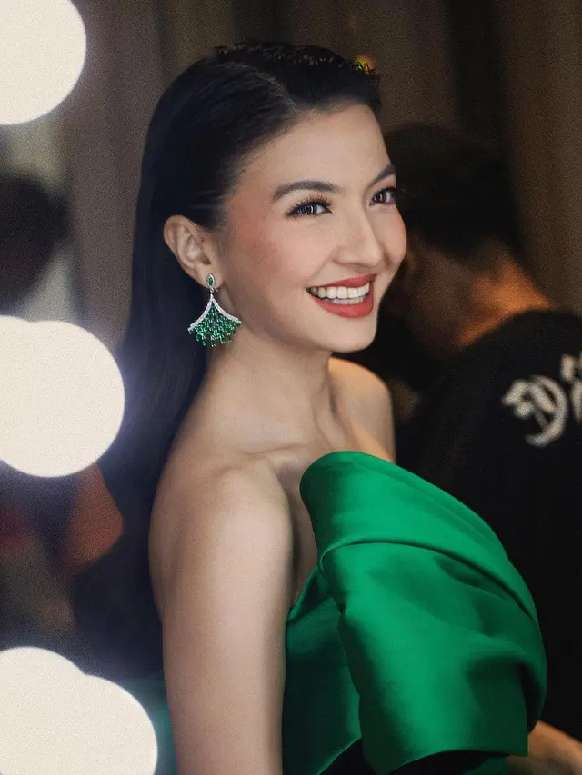 8 Tampilan Mahal dan Glamor Raline Shah dengan Gaun Hijau Hitam, Jadi Outfit Kondangan yang Elegan