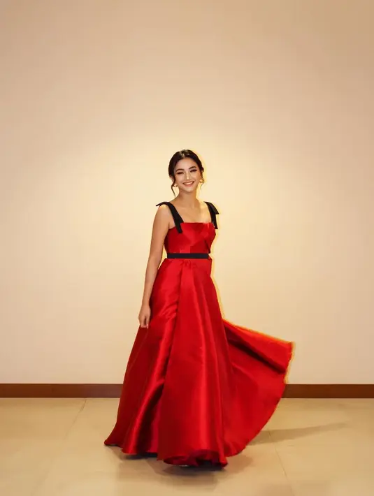 Pesona cantik Glenca Chysara dibalut dress merah dengan detail tali hitam, tanpa lengan. Mana gaya anak artis yang paling jadi favoritmu, Sahabat FIMELA? [Foto: Instagram/glencachysaraofficial]