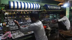 Pekerja pabrik mencuci kepompong murbei di pabrik sutra tertua di Srinagar, Kashmir, India, Senin (30/7). Pabrik sutra tertua di Kashmir ini didirikan dengan bantuan Sir Thomas Wardle, Presiden Asosiasi Sutra Inggris. (Tauseef MUSTAFA/AFP)